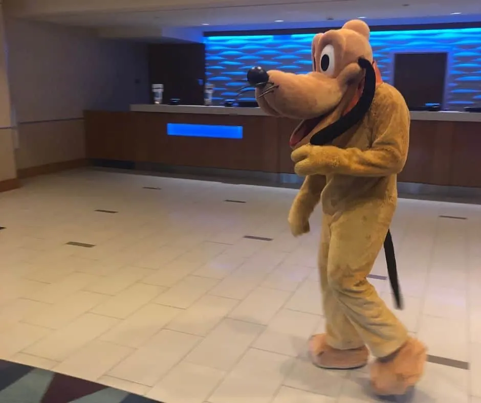 disneylandhotellobby