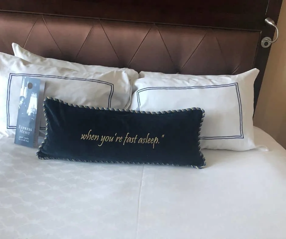 disneylandhotelroom