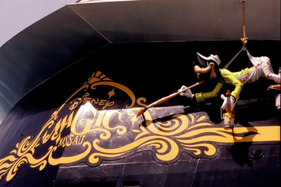 disneymagicsternstatue