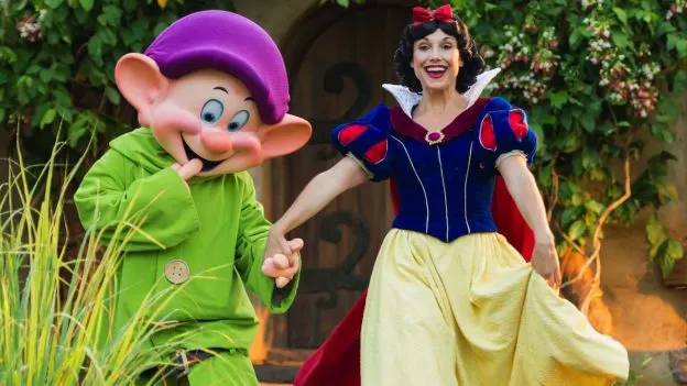 Disney Snow White Story Book Dining