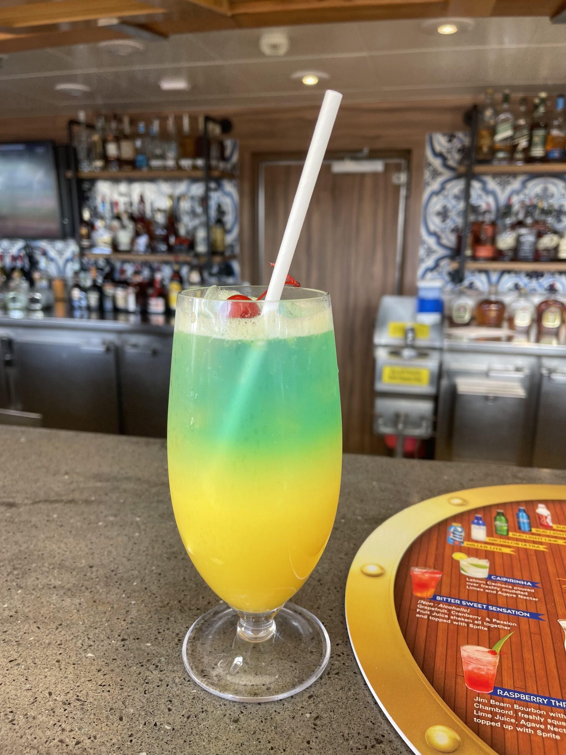 ドリンク　Disney ドナルドをイメージしたスパークリングドリンクが美味しすぎました