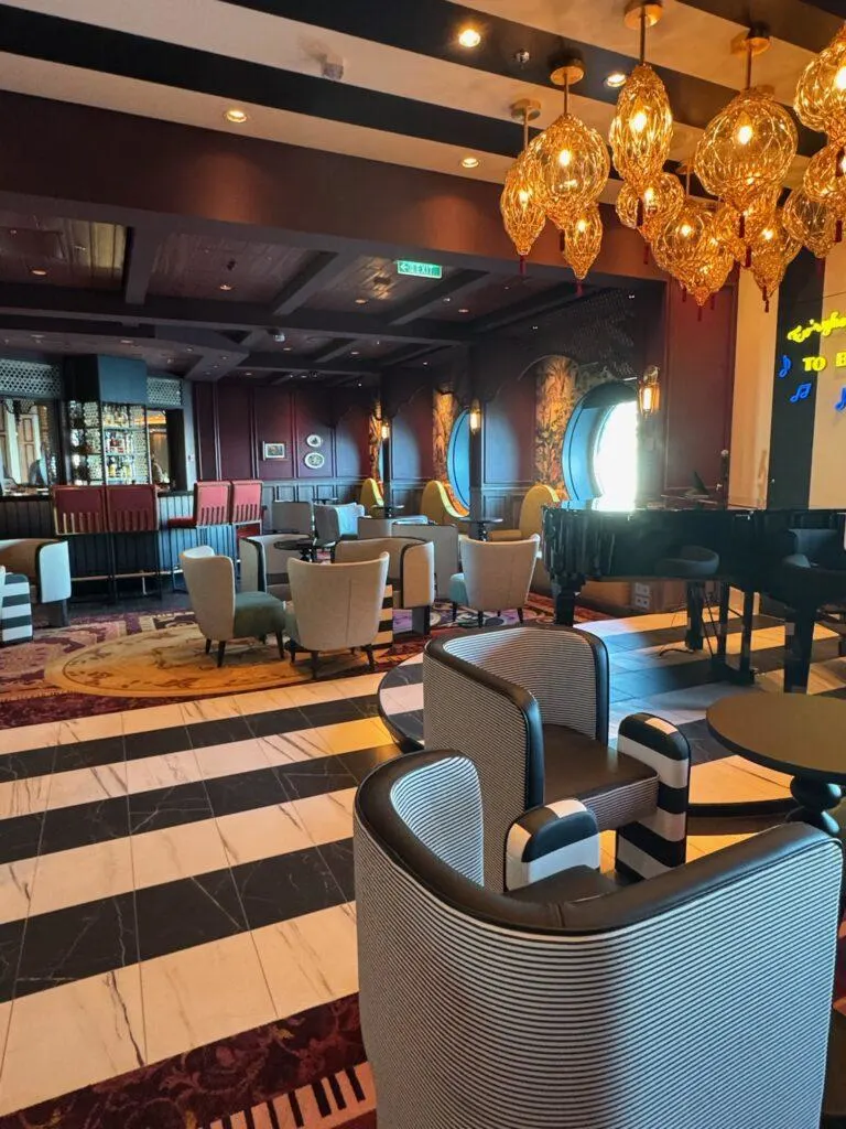 disneytreasurescatcatlounge4