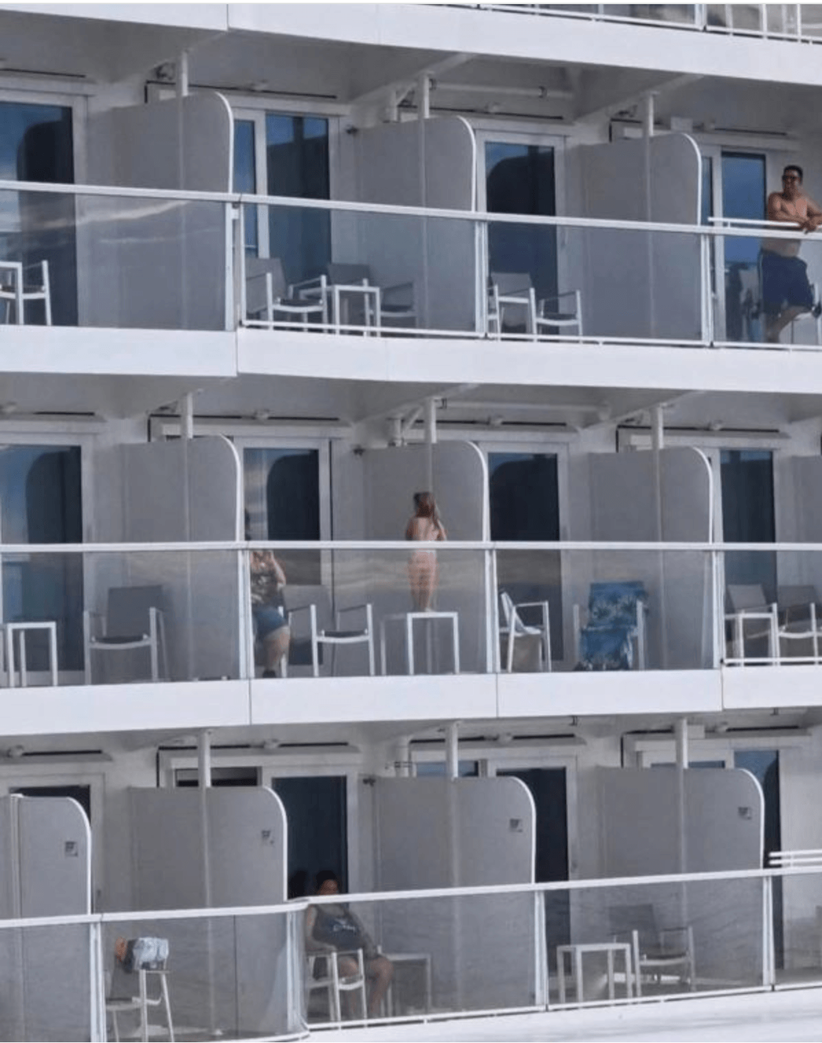 childoncruiseshipbalcony