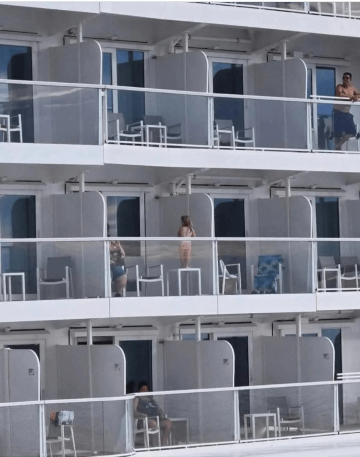 childoncruiseshipbalcony